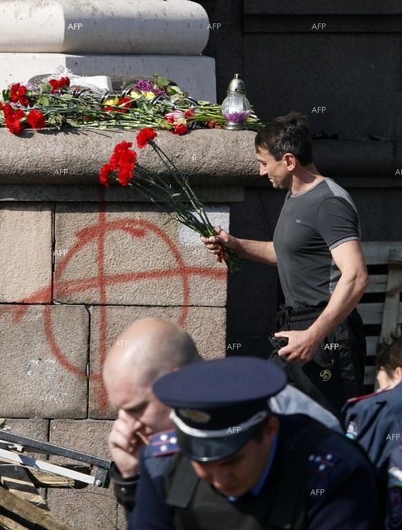 ТАСС: Неизвестни изгориха цветята и посланията за годишнината от трагедията в Дома на профсъюзите в Одеса