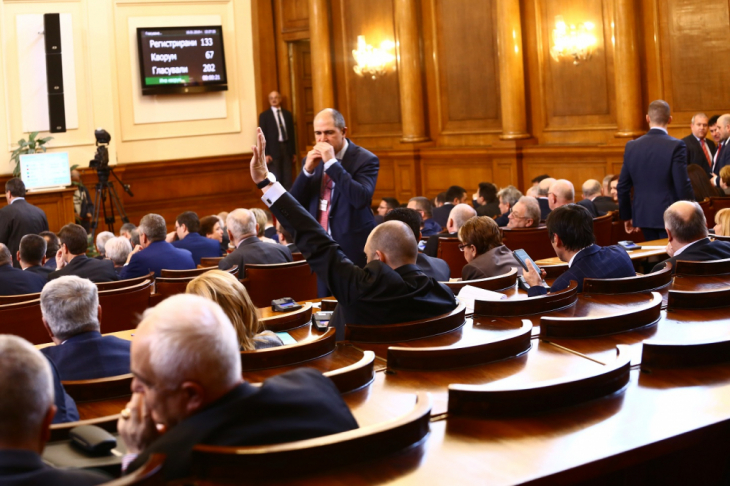 Маринов, Дончев и Захариева ще отговарят на важни депутатски въпроси в парламента