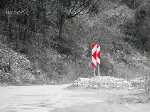 Смолян: С повишено внимание трябва да се шофира в село Грохотно заради паднала подпорна стена с каменна зидария