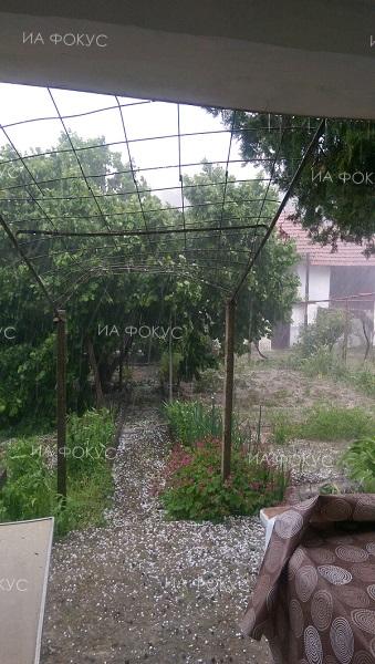 Плевен: Градушка с големината на лешник падна в планинското село Беглеж