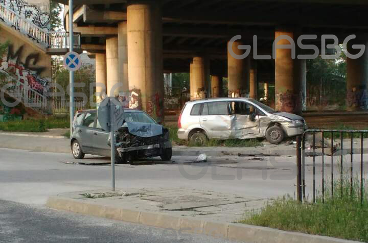 СНИМКА: Двама младежи се размазаха под надлез Родопи в Пловдив