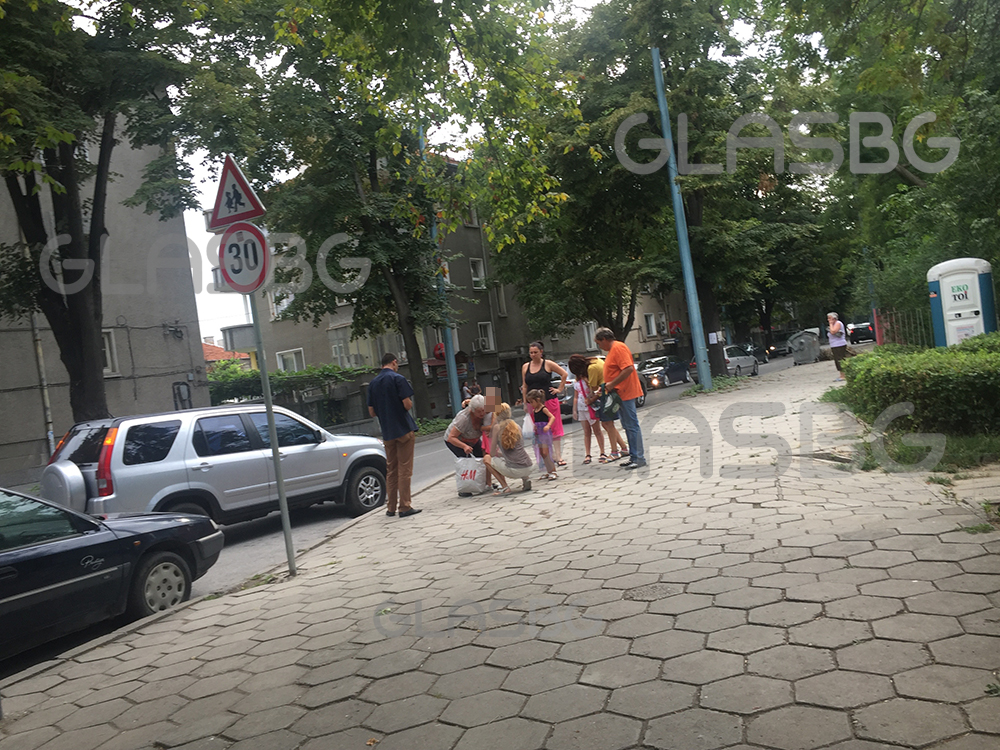 Автомобил блъсна малко момиче до Спортното в Пловдив! Ива Пранджева изскочи да спаси детето! (СНИМКИ)