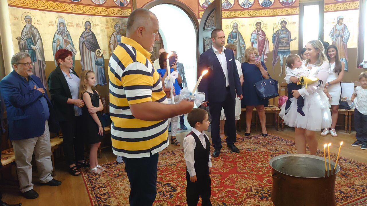 Премиерът Борисов кръсти внучетата (Снимки)