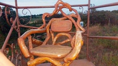 Галерия за коренопластика и поезия направи пенсионер в Драчево (Снимки)