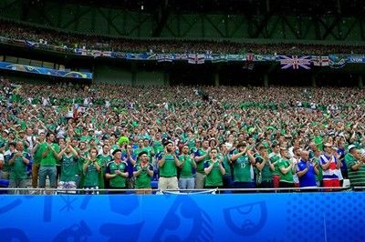 Фен на Северна Ирландия умря на стадиона