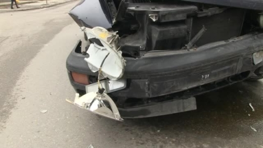 Екшън в София! Кола се вряза в спирка, обърна се по таван!