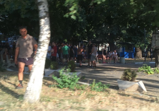 Хората се събират вече за протеста в Асеновград, полицията ги пребърква