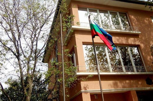 Поддръжници на Перата окачиха българското знаме пред съда в Малко Търново (СНИМКИ)