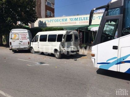 ИНЦИДЕНТ! Автобус с туристи се удари в микробус в Гърция