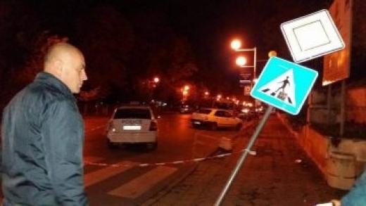 Патрулка се натресе в стълб и пътен знак, за да избегне такси (СНИМКИ)