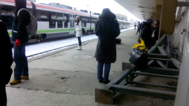 Пътници зъзнат на гарата, влакът го няма