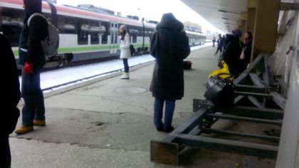 Пътници зъзнат на гарата, влакът го няма