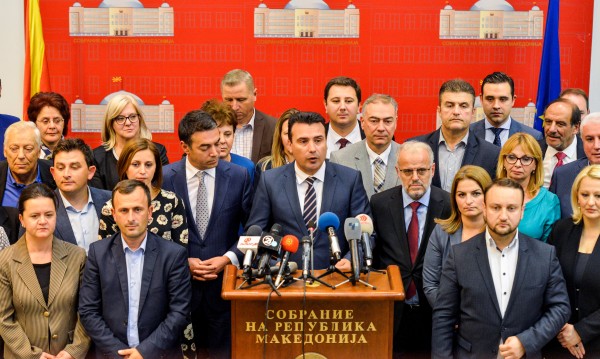 Буквално с 1 глас: Македония прие промени за смяна на името