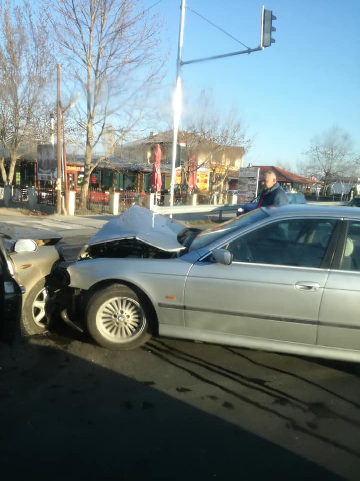 Два автомобила са се ударили челно на пътя Пловдив-Карлово