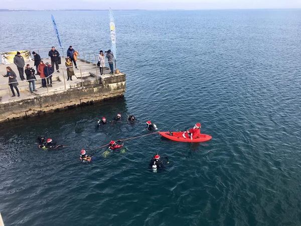 Морският Дядо Коледа акостира на Моста в Бургас, влачен от джуджета-водолази (СНИМКИ/ВИДЕО)