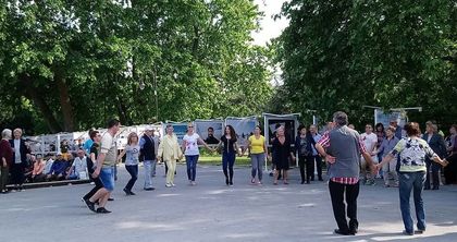 Ето къде варненци прекараха изборния ден! Играха хоро в Морската градина (Снимки)