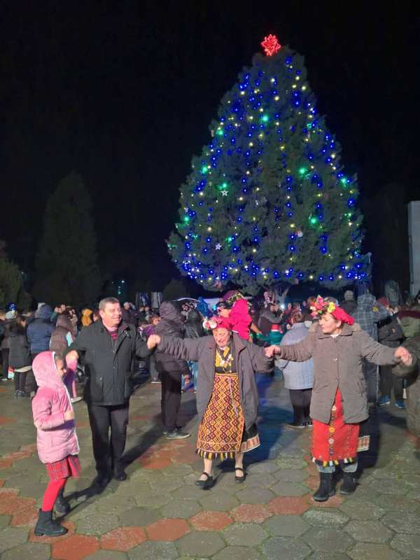 Коледната елха в Камено грейна в ослепителна премяна