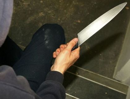 Зверство в Перник: Момиче наръгано многократно с нож на спирка, спешно търсят кръводарители