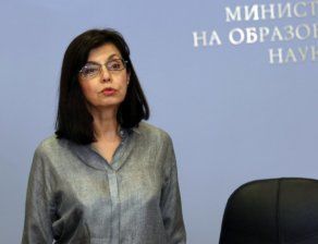 Кунева: 1/5 от ромчетата започват 1 клас, а накрая завършват под 1%