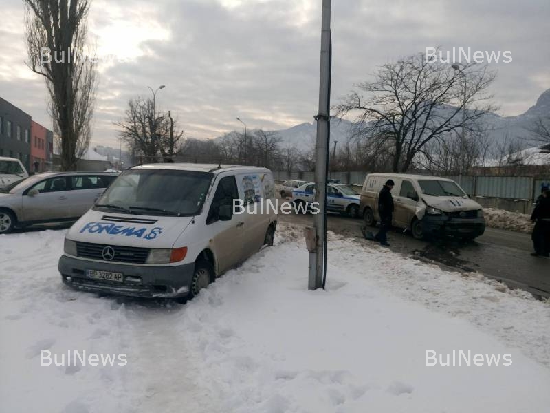 Меле във Враца! Инкасо, претъпкано с пари, помете бус, униформени пазят товара (СНИМКИ)