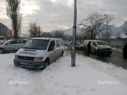Меле във Враца! Инкасо, претъпкано с пари, помете бус, униформени пазят товара (СНИМКИ)