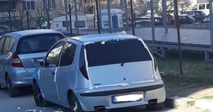 Кола осъмна запечатана с монтажна пяна (Снимка)
