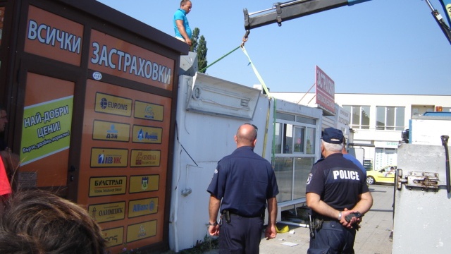 Бутнаха незаконни павилиони до КАТ - Пловдив