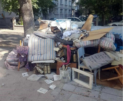 Мъж изхвърли цяла покъщина на улица в Пловдив, не му се размина