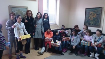 Деца от Комплекса за социални услуги получиха подаръци