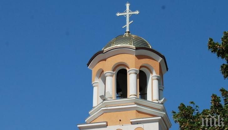 Безбожник задигна кутия с дарения от храм