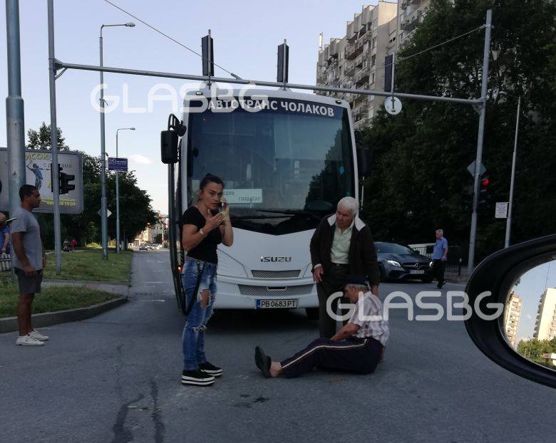 Велосипедистът, блъснат от автобус в Пловдив вчера, е с фрактура