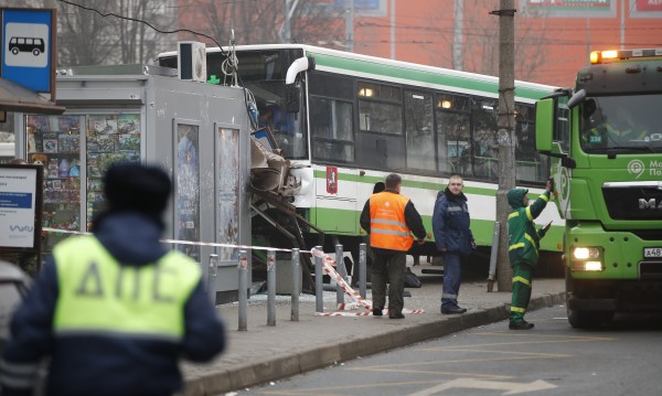 Автобус се вряза в спирка в Москва, ранени са трима