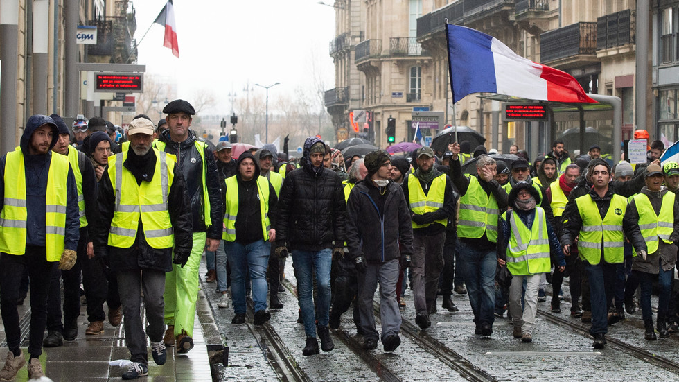 БУНТЪТ ВЪВ ФРАНЦИЯ: Блокади на пътища, десетки арести и сълзотворен газ