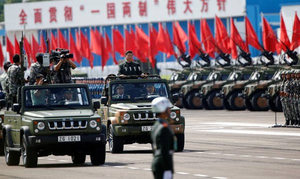 Мащабен военен парад в Хонконг, най-големият от 20 г.