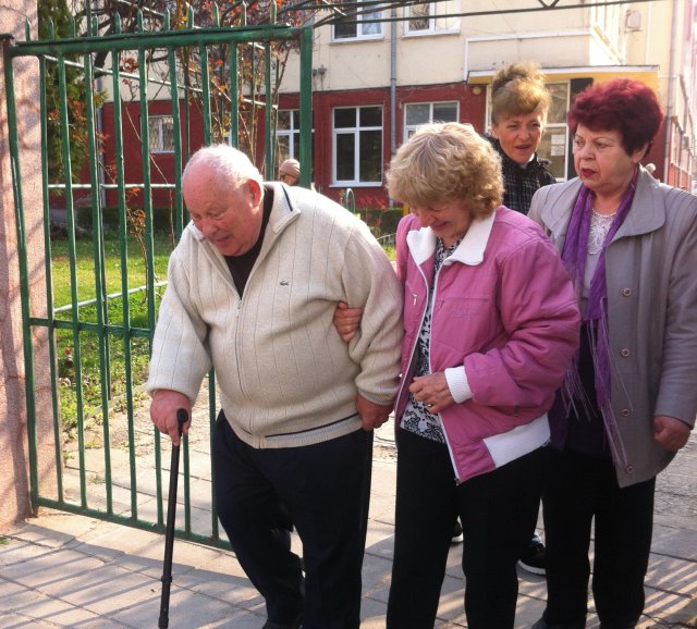 Инвалиди се редят на опашка в Автото