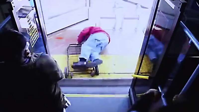 Жена блъсна пътник от автобус, той почина (Видео 18+)