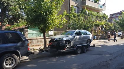 „Мерцедес“ се удари в стълб на Коматевския възел