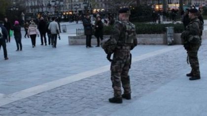 Неизвестен с нож атакува военен патрул в Страсбург
