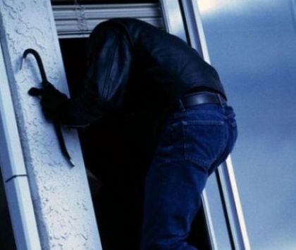 Младеж тръгна да обира къща в Пловдив, сгащиха го, но друг задигна всичко на спокойствие