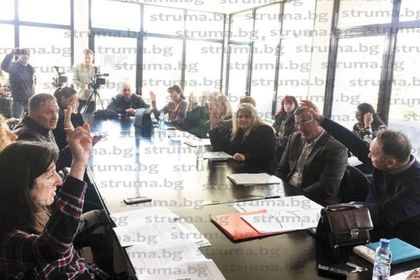 СУБСИДИЯ РАЗПАЛИ СТРАСТИ В БЛАГОЕВГРАД! Читалищни дейци се хванаха за гушите за делбата на 500 000 лв., летят обиди: „Крадец!”, „Далавераджия!”…