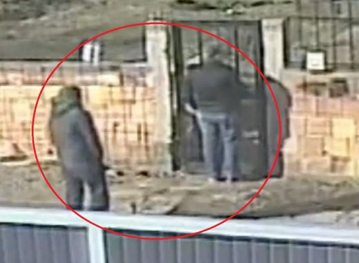 Ето тези двамата обраха посред бял ден къща в 