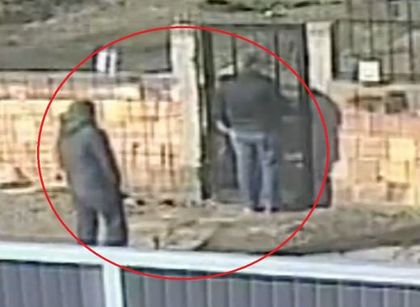 Ето тези двамата обраха посред бял ден къща в