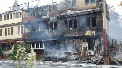 Три етажа от хотел изгоряха при голям пожар в центъра на Бачково