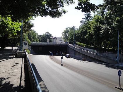 Двама пребиха 15-годишен на