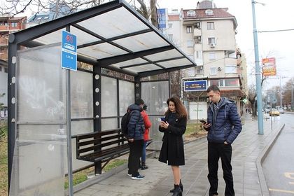 Пловдив: Монтират нови сини табели с информация за графика на движение на автобусите от градския транспорт
