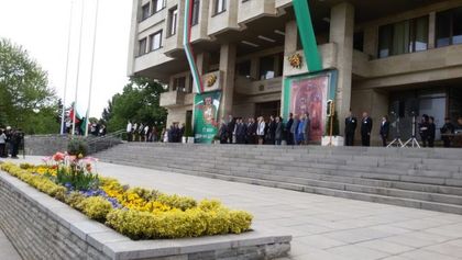 Шумен: С тържествена церемония пред сградата на Общината беше отбелязан празникът на града