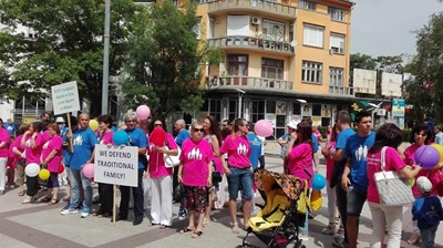 Бургас отговори на гейпарада с протест в розово и синьо