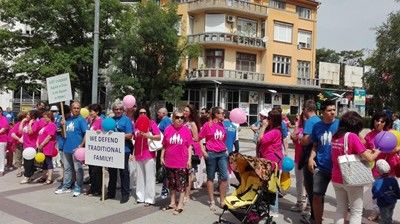 Бургас отговори на гейпарада с протест в розово и синьо