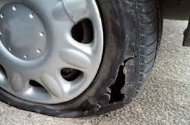 Нарязаха гумите на Опел в Асеновград, карловец пък осъмна с разбити стъкла