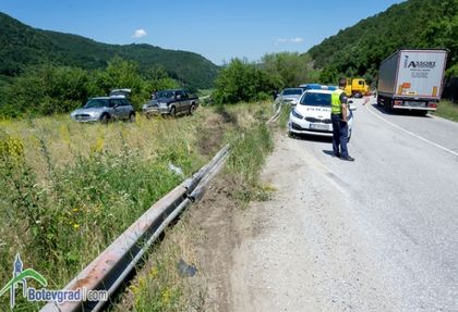Тираджия пропусна завоя и полетя към язовир 